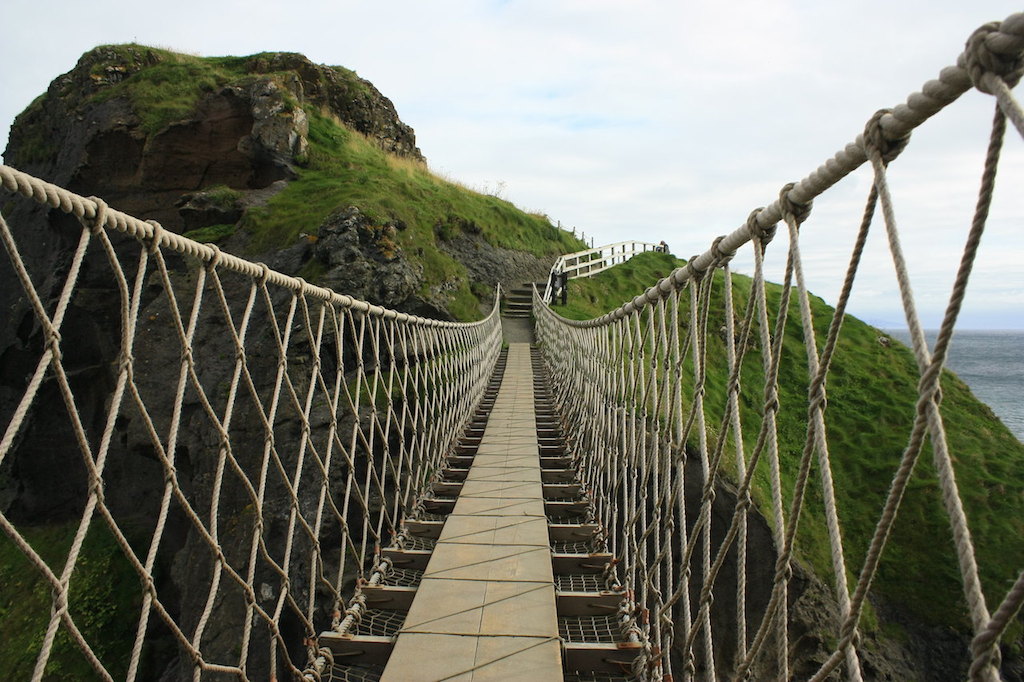 Carrick-a-Rede rope bridge in Antrim, N Ireland, by Francesc González, CC BY-NC-ND 2.0